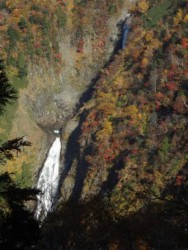 初冬の立山と紅葉の称名滝です。